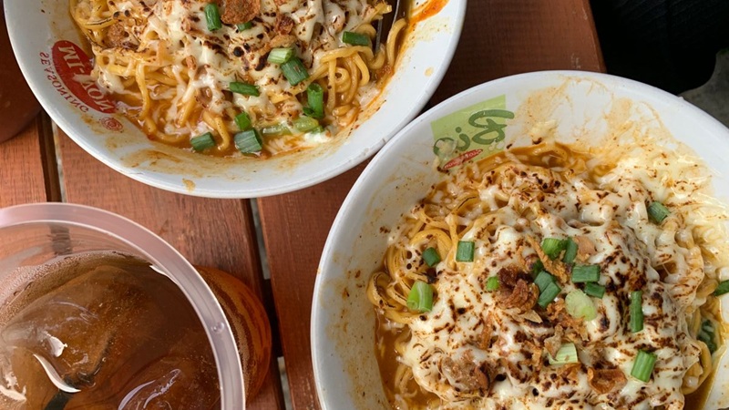HITS: Mi Ayam dengan Topping Mozarella