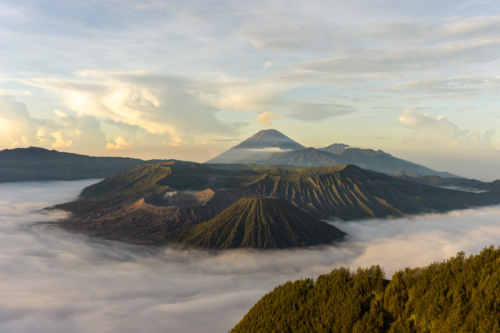 INDAH: Menikmati suasana asri di Gunung Kawi.