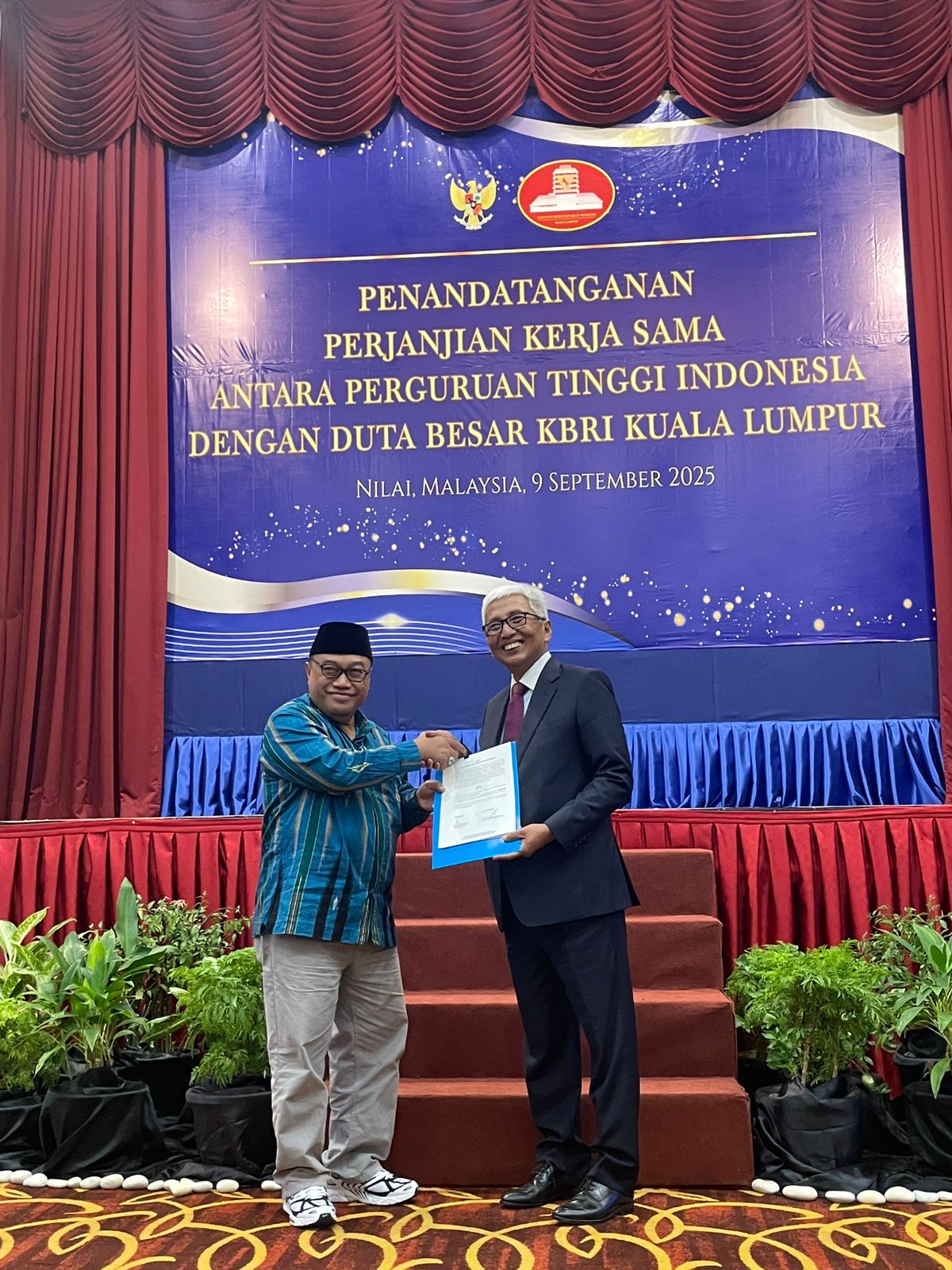 Rektor UNISMA, Prof. Drs. H. Junaidi, M.Pd., Ph.D saat jalin MoU di Malaysia.