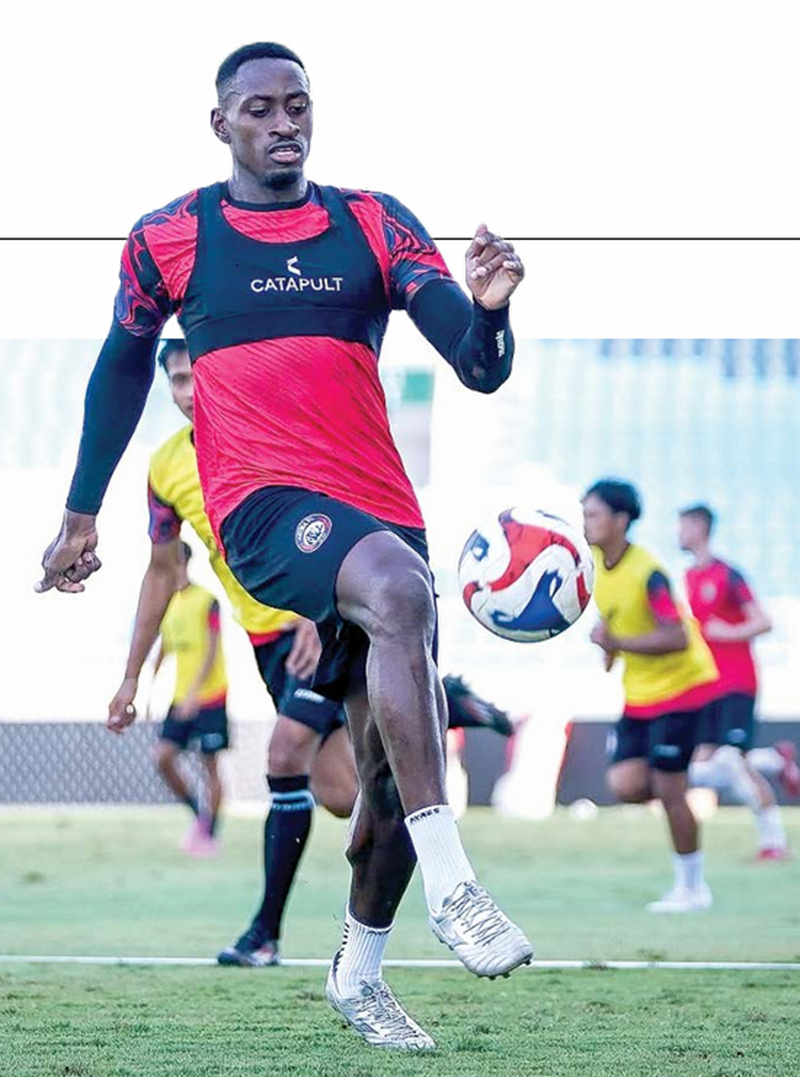 WASPADAI LAWAN: Gelandang Arema FC Matheus Blade mengontrol bola dalam sesi latihan di Stadion Kanjuruhan pada Kamis lalu (11/9).