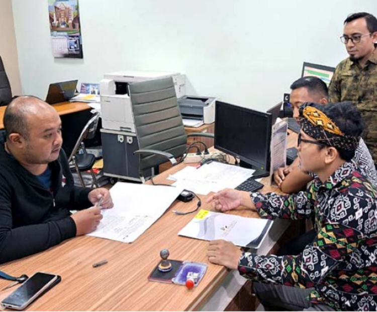 TUNTUT HAK: Tim kuasa hukum dari 32 pekerja EMBA Jeans datang ke layanan tenaga kerja di Mal Pelayanan Publik (MPP) Ramayana untuk mencari kejelasan status dan hak kliennya, kemarin (12/9).