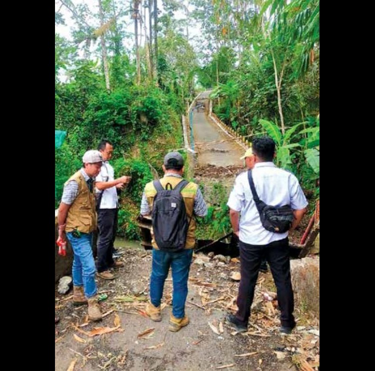 BAKAL DIBANGUN LAGI: Petugas DPUBM Kabupaten Malang meninjau lokasi Jembatan Wadung yang ambrol pada Rabu (10/9) lalu.