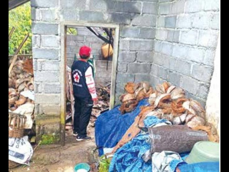 ROBOH: Atap dapur rumah milik Slamet di Gandungsari, Tirtoyudo roboh akibat intensitas hujan tinggi pada Rabu (10/9).