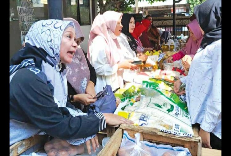LARIS: Seorang warga membeli beras dalam Gerakan Pangan Murah (GPM) di halaman kantor Dinas Ketahanan Pangan (DKP) Kabupaten Malang, kemarin