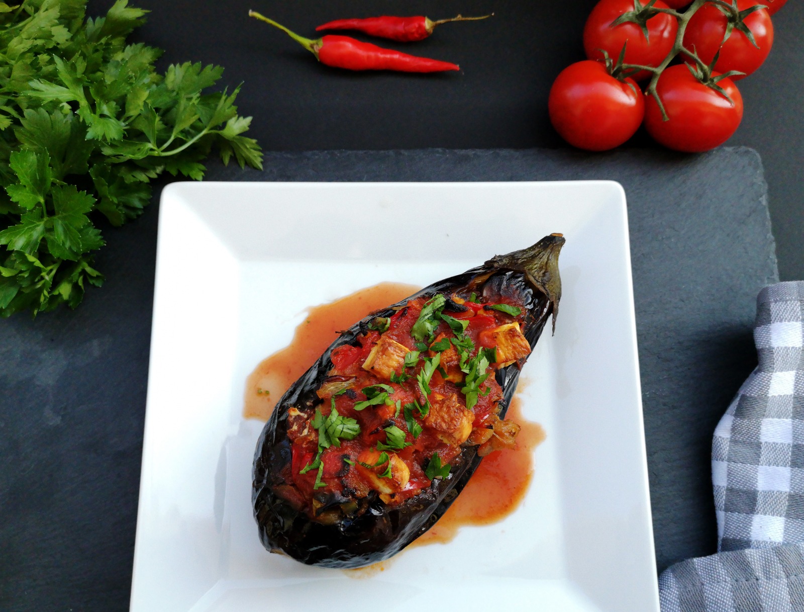 LEZAT: Dengan tekstur terong yang kenyal dan gurih dipadukan sambal pedas menggugah selera dan cocok disantap kapan saja dengan harga yang ramah di kantong.
