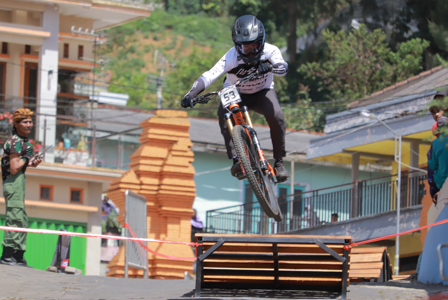 SERU: Peserta 76 Indonesian Downhill (IDH) URBAN 2025 fokus menaklukkan beragam obstacle buatan sebelum akhirnya finish, Sabtu (13/9).