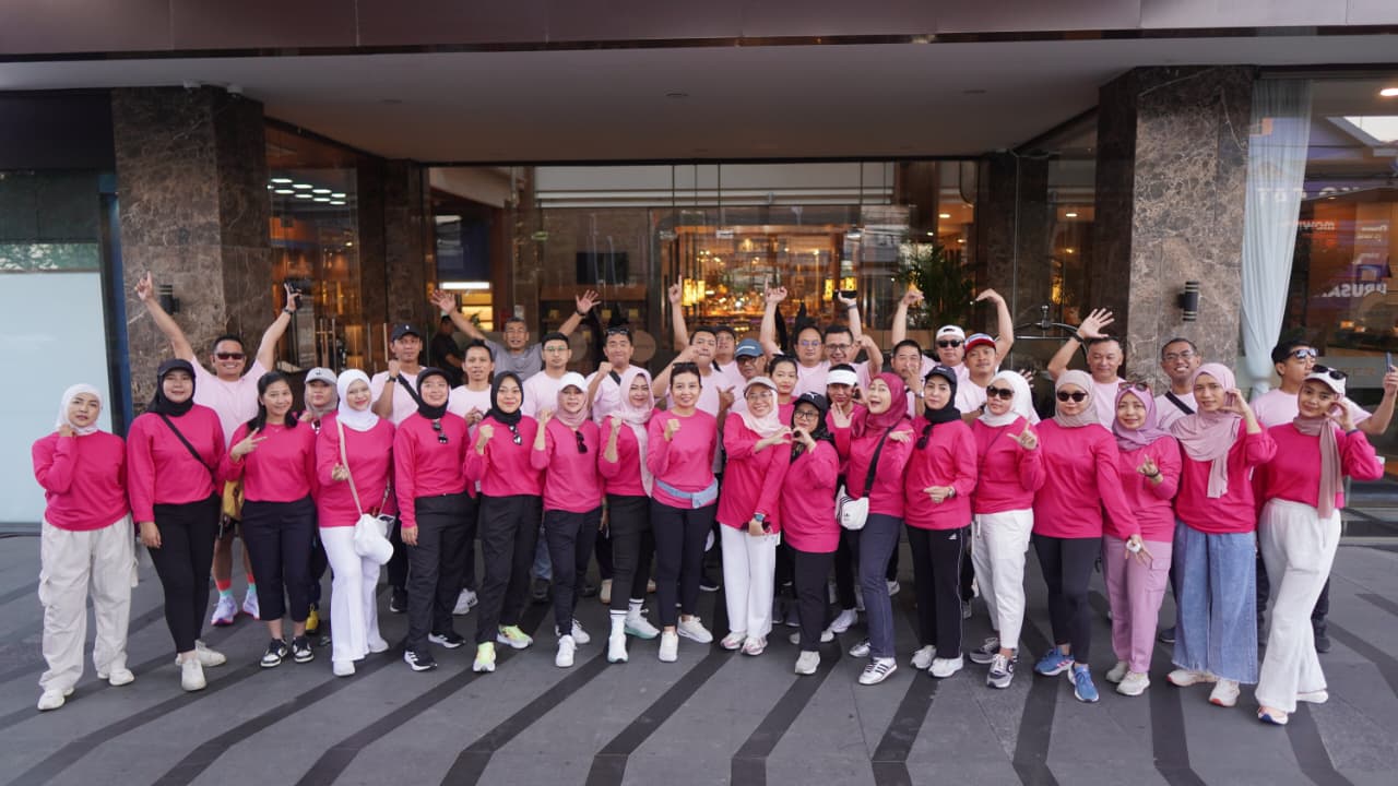 SEMANGAT BERBAGI: Lebih dari 50 srikandi Mandiri Area Malang mengikuti Charity Movement pada Minggu (14/9). (Mandiri Area Malang for Radar Malang)