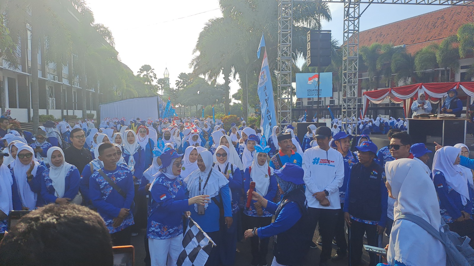 MERIAH : Pemberangkatan 1.000 peserta jalan sehat peringatan HUT HIMPAUDI Ke-20 oleh PW HIMPAUDI Provinsi Jawa Timur, Sabtu (13/9).