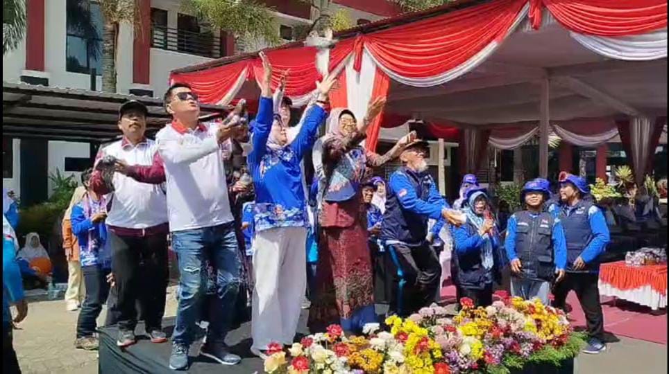 TERBAIK: Pelepasan 20 burung merpati oleh para undangan, sebagai simbol dua dekade HIMPAUDI membersamai PTK PAUD mewujudkan kesetaraan dan kesejahteraan.