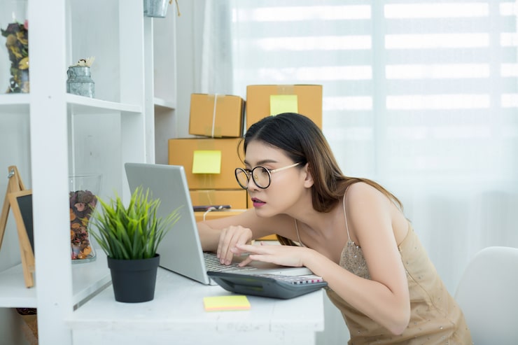 PRODUKTIF: Ilustrasi seseorang bekerja di laptop