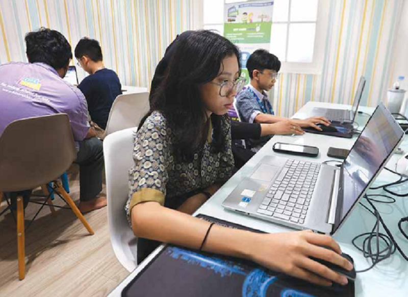 FOKUS: Tiga anak mendapat tugas dari para mentor Kode Kiddo mengenali bahasa pemrograman.