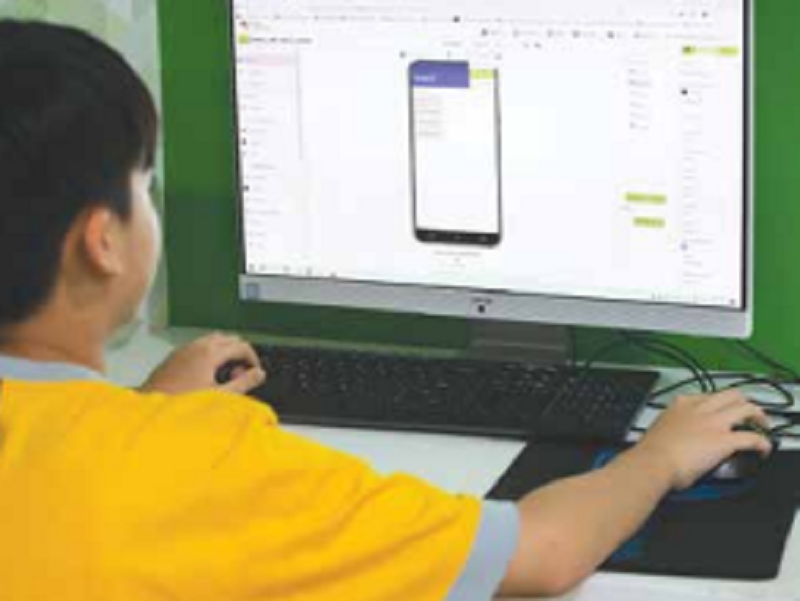 KECIL-KECIL CABAI RAWIT: Seorang anak melakukan coding secara sederhana lewat komputer kemarin.