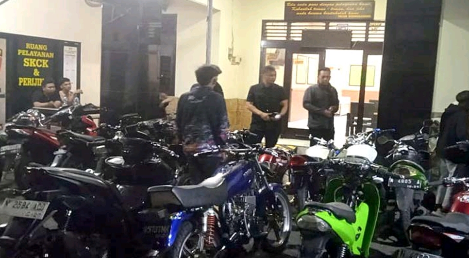 SEMPAT KELABUI POLISI: Belasan motor milik pelaku balap liar diamankan di Polsek Kedungkandang, dini hari kemarin (13/9).