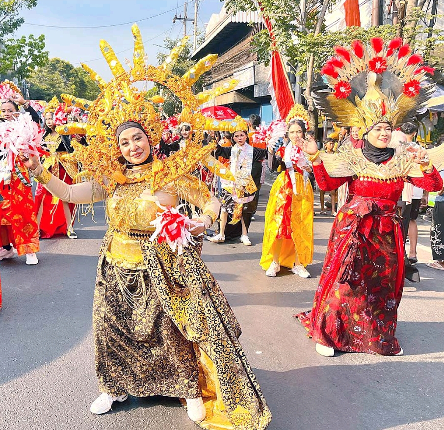 DIAPRESIASI WALI KOTA: Peserta pawai budaya di Kotalama melewati rute sekitar lima kilometer.