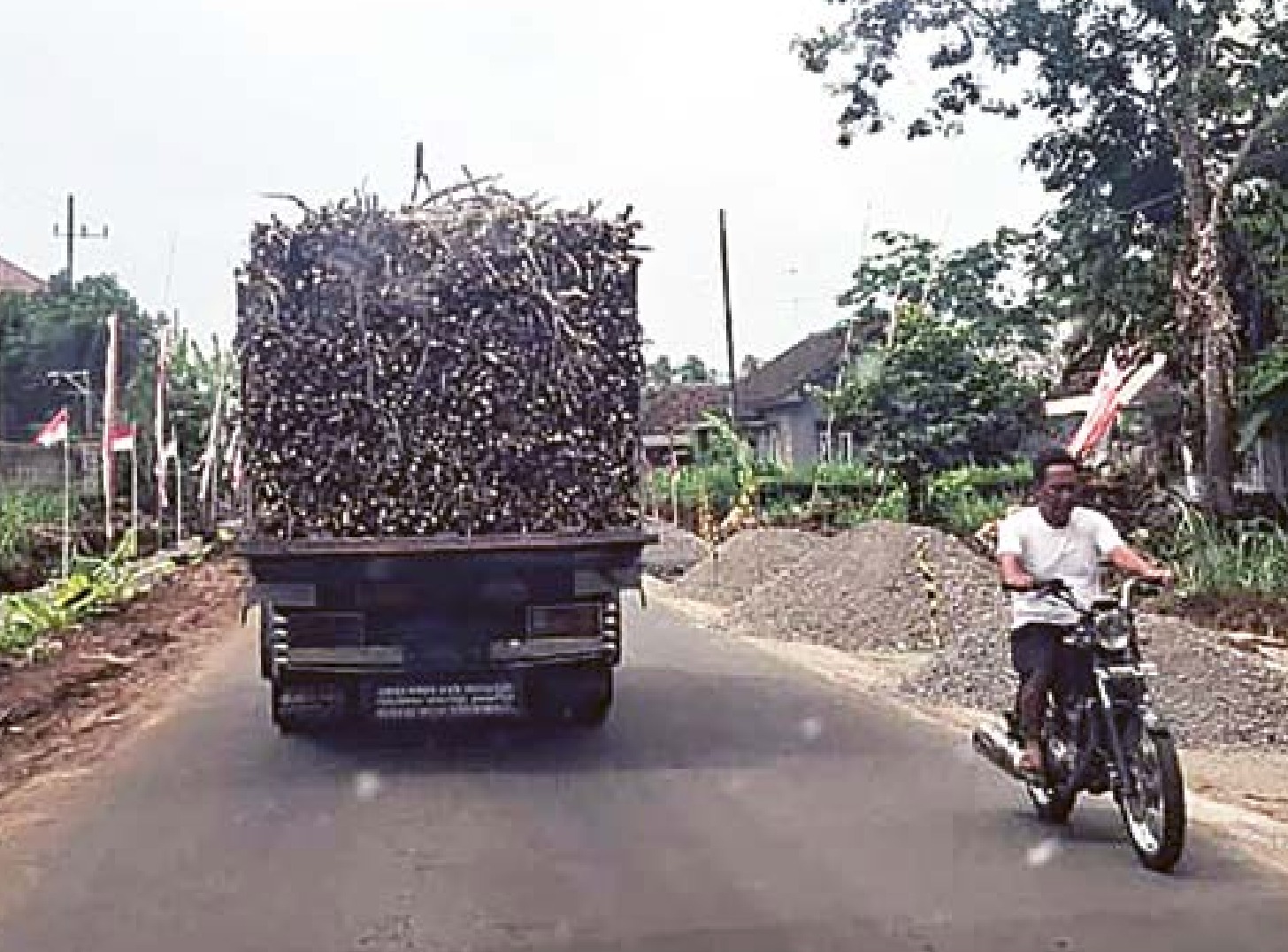 INFRASTRUKTUR: Truk bermuatan tebu melintasi jalur Gondanglegi-Bantur yang sedang dalam proses perbaikan kemarin.