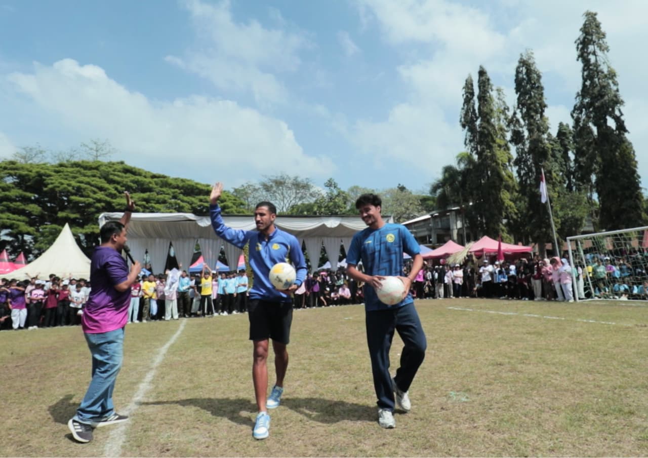 PELOPOR: Agenda Coaching Clinic Arema FC bersama Yann Motta (tengah) dan Brandon Scheunemann di SMPN 10 Malang.