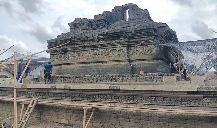 TERUS BERLANJUT: Pekerja terus melanjutkan proses pemugaran di Candi Jago, Dusun Jago, Desa Tumpang, Kecamatan Tumpang kemarin (15/9). Banyak bebatuan di struktur Candi Jago yang sudah rusak.