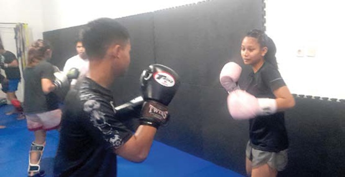 JAGA KONSISTENSI: Atlet IBCA-MMA Kota Malang latihan teknik pukulan di Han Academy Malang MMA, Kota Malang, beberapa waktu lalu.