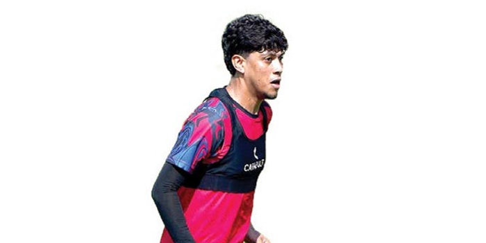 DILARANG GEGABAH: Gelandang Arema FC Betinho berusaha melepaskan umpan dalam sesi latihan di Stadion Gajayana, pekan lalu.