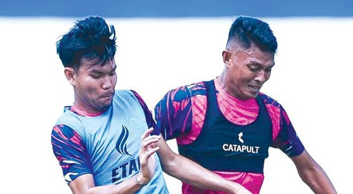 HARUS BANGKIT: Anwar Rifai (kiri) dan Dedik Setiawan berebut bola dalam sesi latihan di Stadion Gajayana.