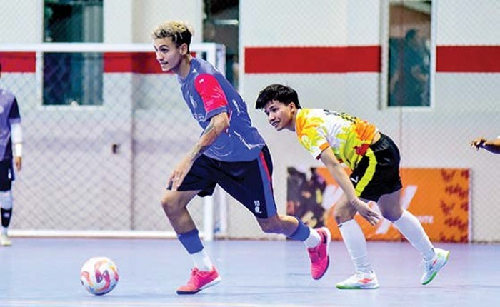 HADAPI TANTANGAN: Andres Josue Teran (kiri) berhasil melewati pemain Casper FC dalam laga uji coba di Unggul Sports Center beberapa waktu lalu.