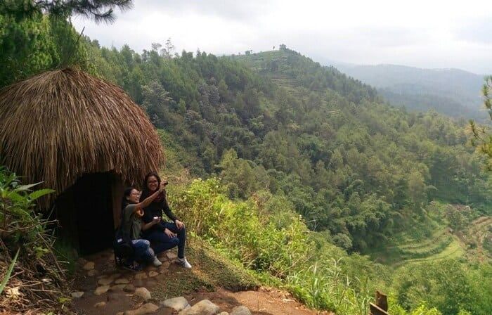 ROMANTIS: Suasana Goa Pinus di Batu yang adem dan rindang, cocok buat ngedate bareng pasangan.
