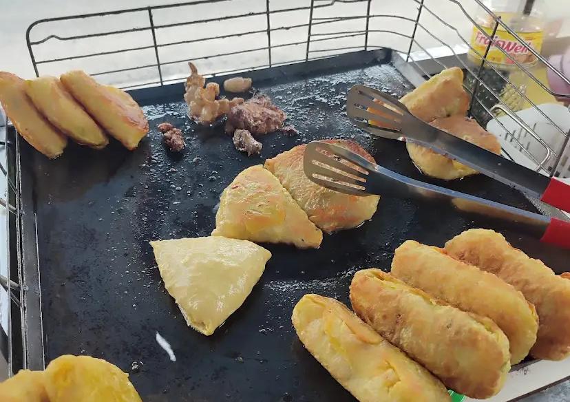 Martabak Madura minyak gajeh masih eksis di Malang. Meski jadul, cita rasanya tetap bikin penasaran dan diburu banyak penikmat kuliner.