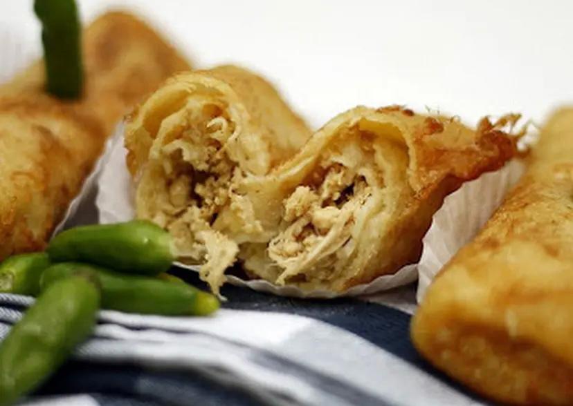 Sosis Solo tetap eksis di Malang. Dari sajian elegan di kafe kekinian hingga praktis dalam bentuk frozen food, kuliner khas ini masih jadi favorit warga.