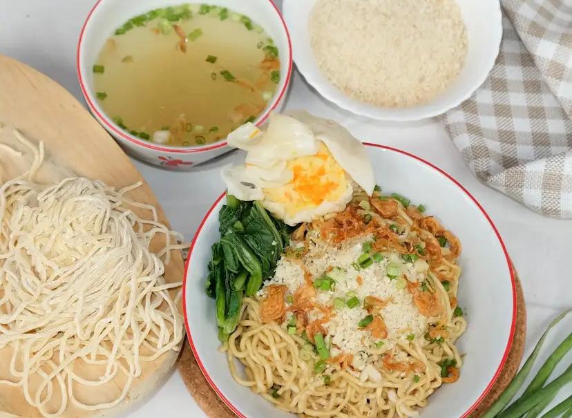 Mie ayam jamur tak pernah kehilangan penggemar di Malang. Rasanya bisa dinikmati di depot legendaris maupun kedai rumahan dengan cita rasa otentik.