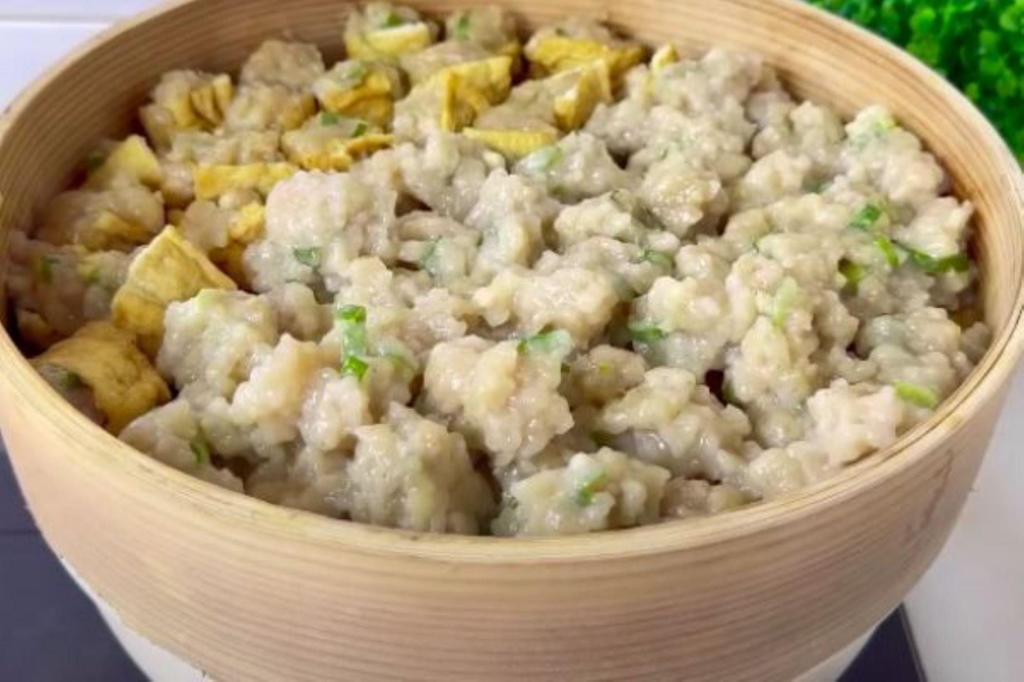 GURIH: Deretan cilok kriwil di Malang ini hadir dengan berbagai varian kuah, topping, hingga kemasan unik yang bikin nagih.