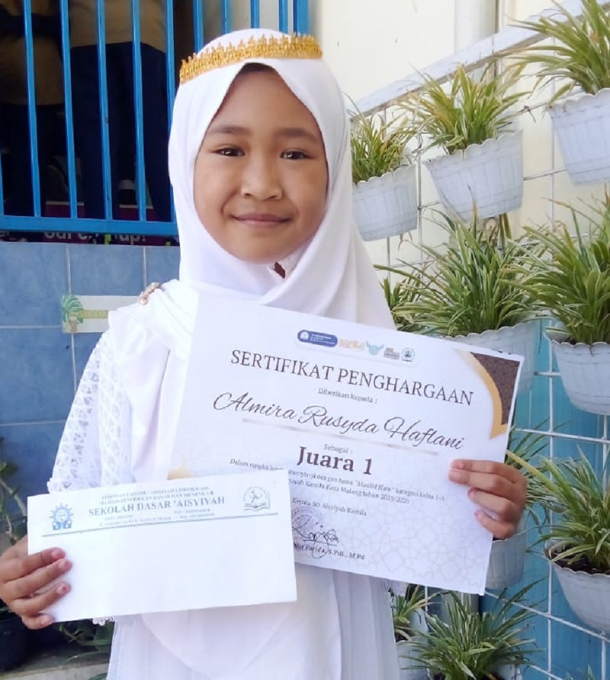 PARTISIPASI AKTIF: Almira Rusyda Haflani pemenang lomba menyanyi dalam rangka Maulid Nabi di SD Aisyiyah Kamila Kota Malang dengan tema Sirah Nabawi.