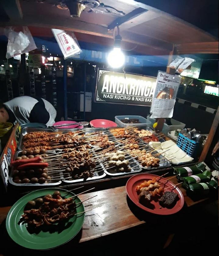 JADI INCARAN ANAK MUDA: Angkringan Malioboro Suhat, salah satu rekomendasi angkringan favorit mahasiswa&nbsp;Malang