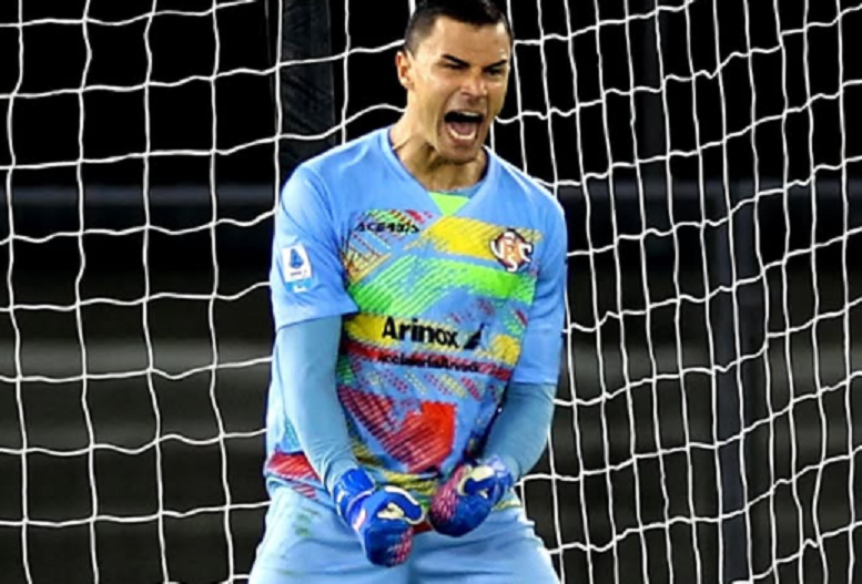 TANGGUH: Emil Audero Mulyadi, kiper Timnas Indonesia membawa Cremonese bersaing di papan atas Serie A bersama Napoli dan Juventus.