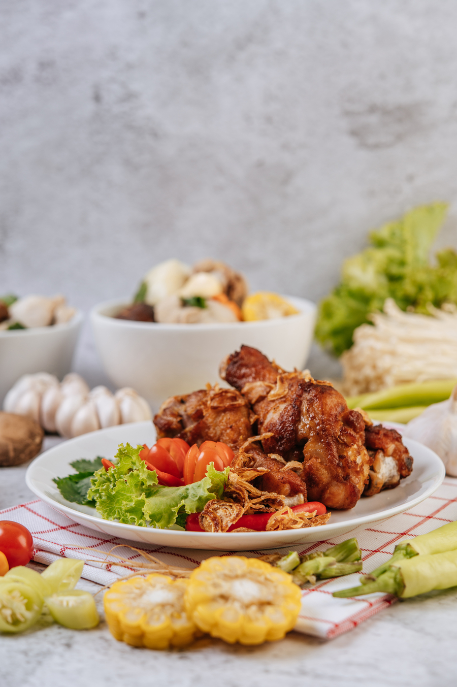 GURIH DAN PEDAS NAMPOL: Ayam dibumbui dan digoreng enak dicocol dengan sambalnya yang pedas nampol