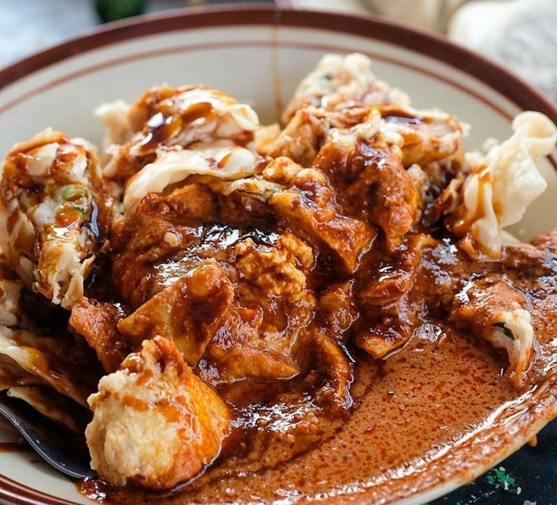 ENAK: Batagor Bandung saus kacang melimpah