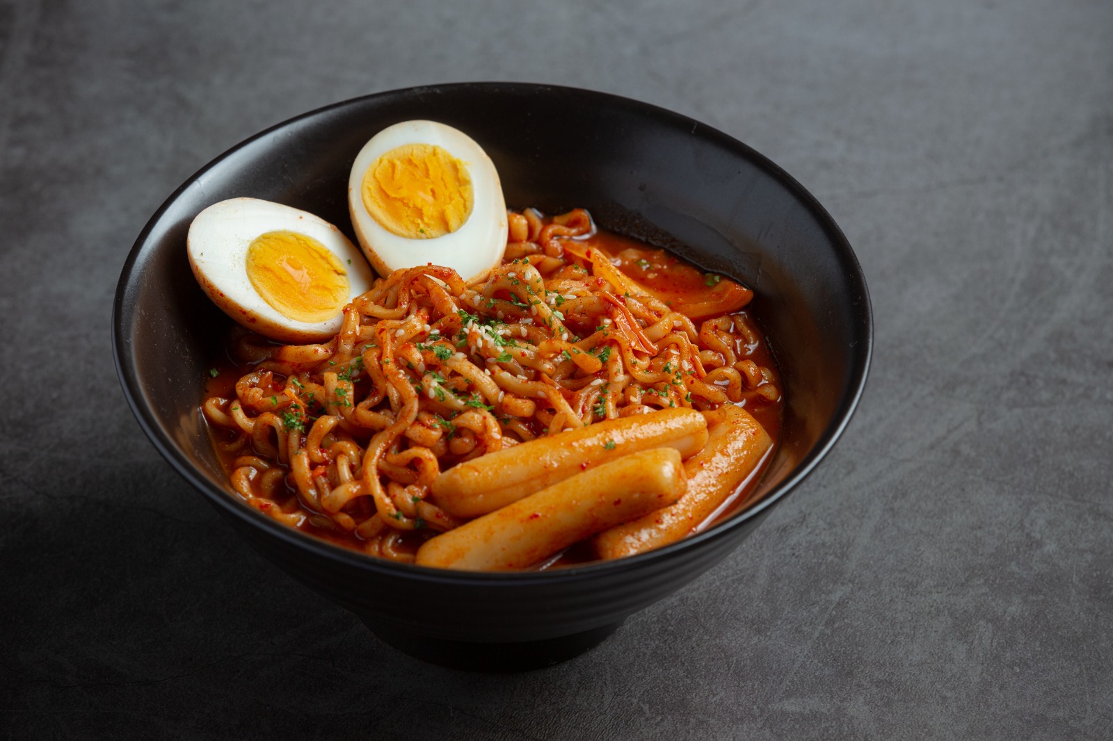 SEDAP: Semangkuk mi hangat, perpaduan kuah gurih dan mie kenyal yang bikin hati langsung nyaman.