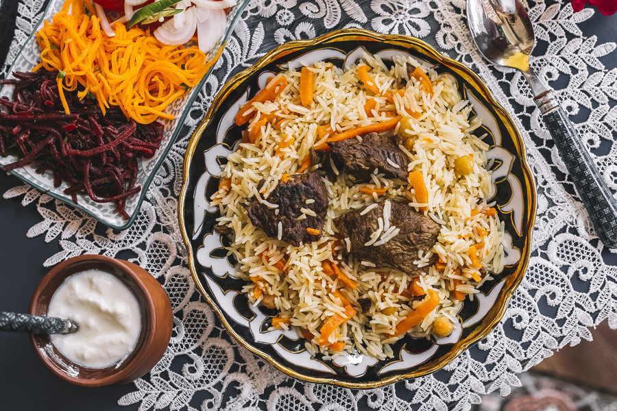 PORSI BESAR: Makan nasi kebuli porsi besar cocok dimakan bareng teman atau keluarga