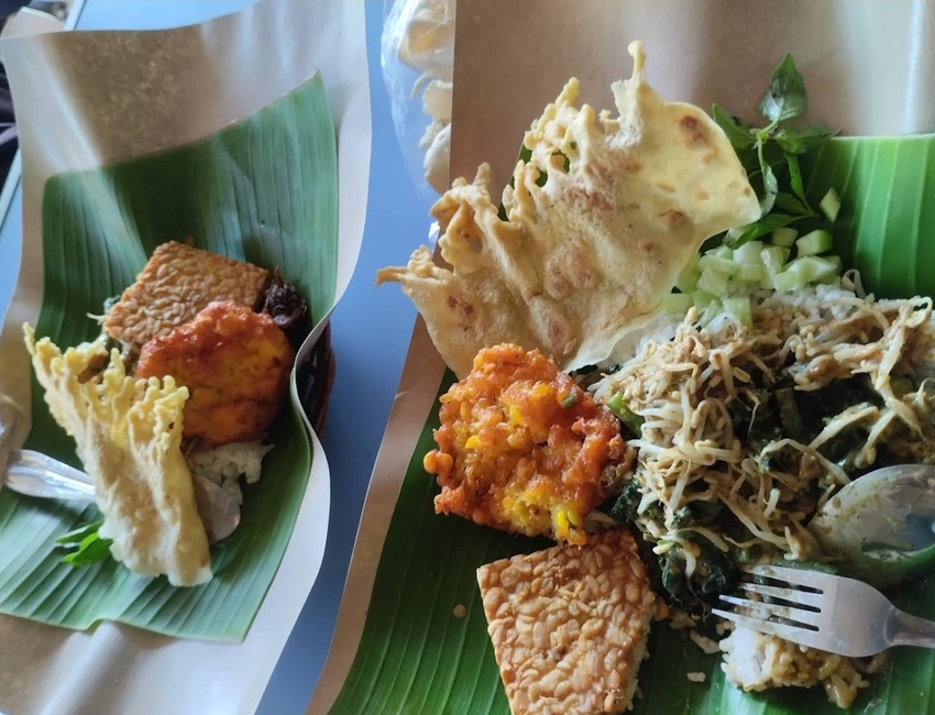 MENGENYANGKAN DAN RAMAH KANTONG: Nasi pecel porsinya yang cukup besar dan harganya yang murah cocok untuk kamu mahasiswa