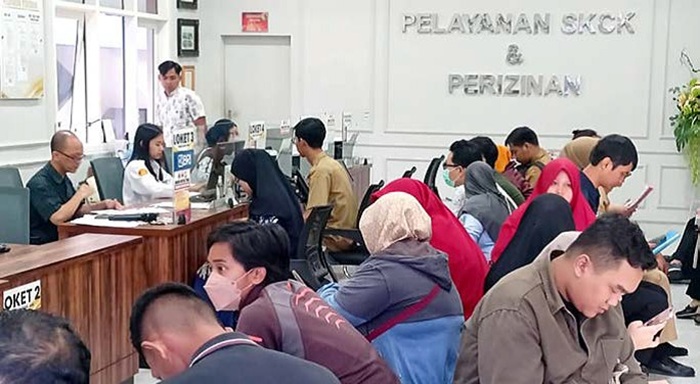 HARUS ANTRE: Permohonan SKCK di Polresta Malang Kota meningkat sejak Senin lalu (15/9). Mayoritas berasal dari calon PPPK paro waktu.