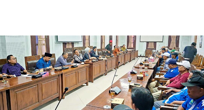 SAMPAIKAN SIKAP: Anggota dewan menggelar audiensi bersama Serikat Sopir Indonesia (SSI) Kota Malang, Senin lalu (15/9).