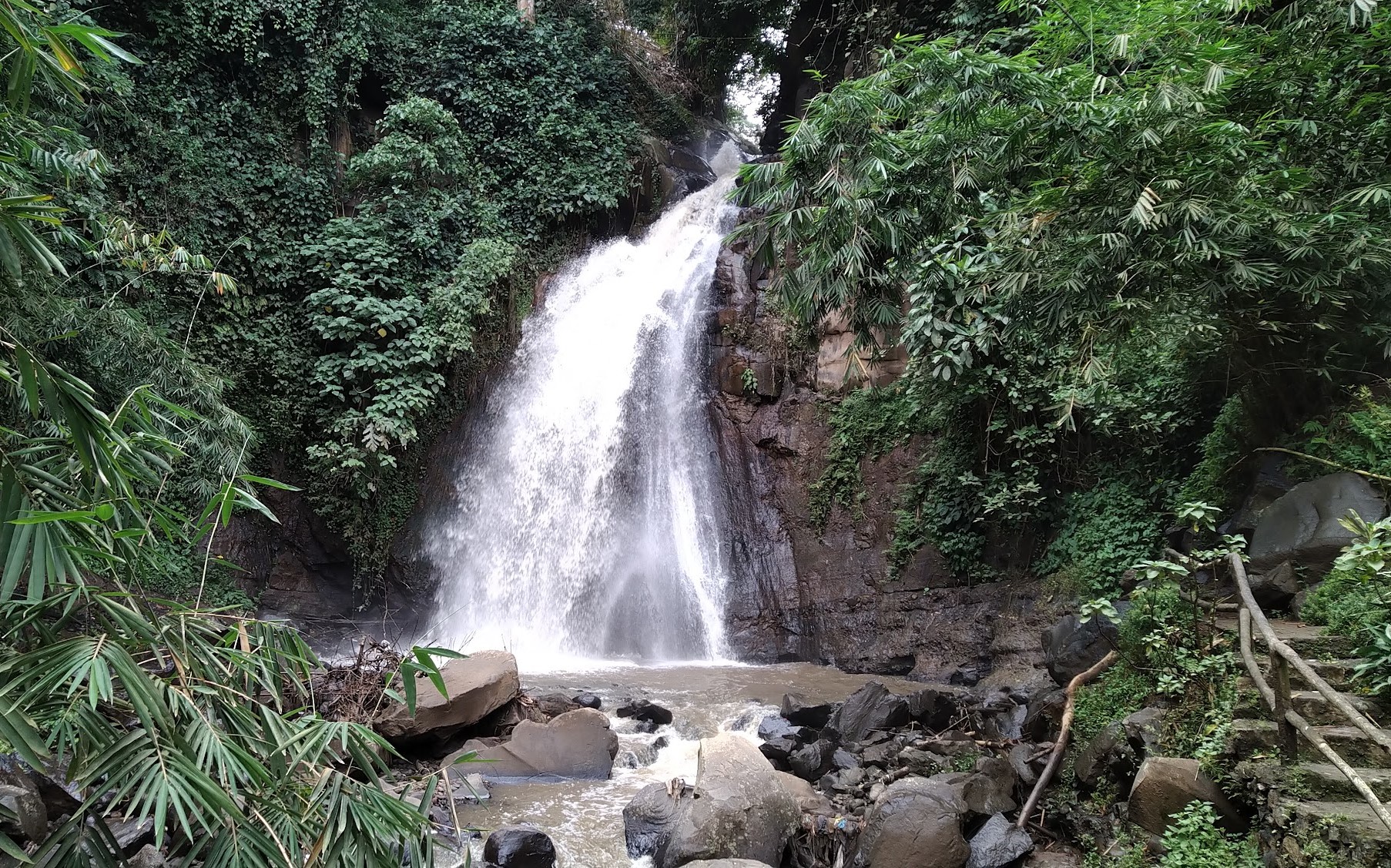 COBAN: Malang Raya menyimpan banyak kejutan alam, terutama air terjun-air terjun kecil yang belum banyak diketahui orang.