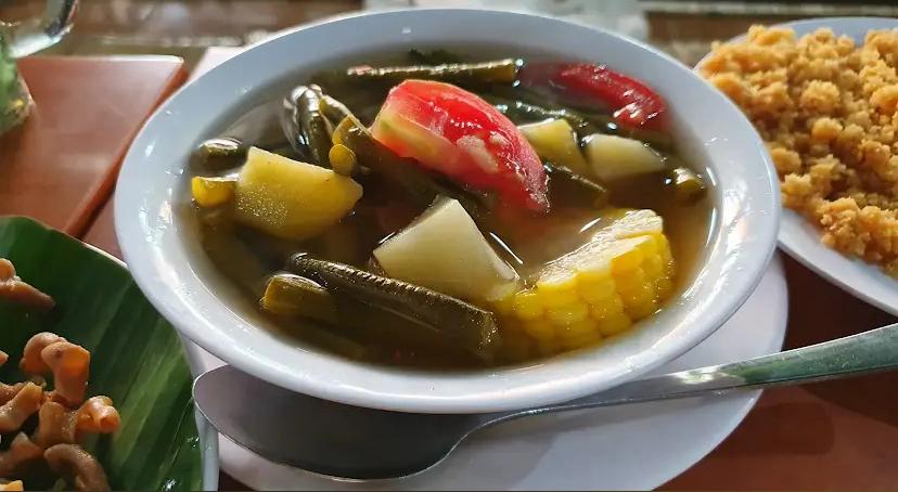 Sayur asem tetap jadi menu favorit warga Malang. Segar, nikmat, dan menggugah selera, bisa ditemukan di sejumlah tempat makan pilihan.