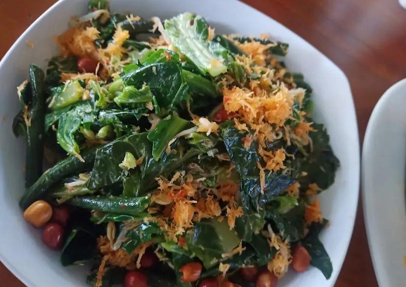 Meski jarang ditemui, beberapa warung tradisional di Malang masih setia menyajikan urap-urap. Hidangan khas Jawa ini jadi pelepas rindu cita rasa lama.