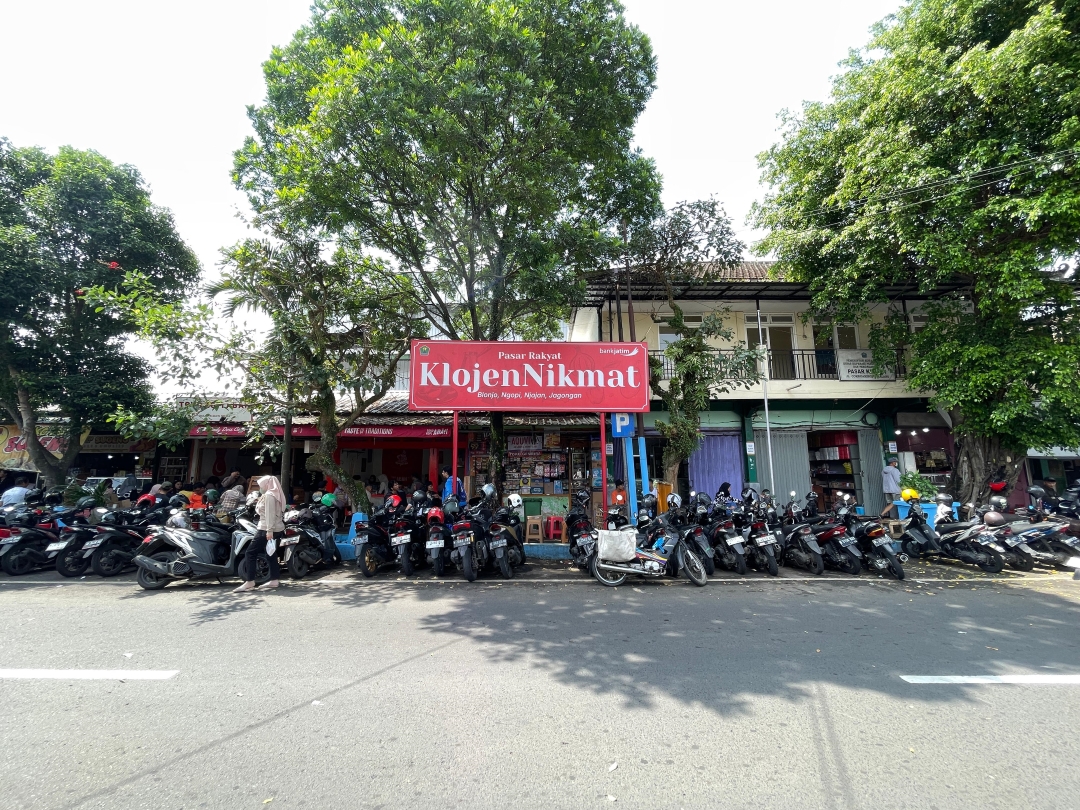 Beberapa pasar di kota ini menawarkan pengalaman beda: suasana khas, makanan tradisional, dan jajanan yang bikin kerumunan. Berikut tiga pasar tradisional unik di Malang Raya yang sayang dilewatkan.
