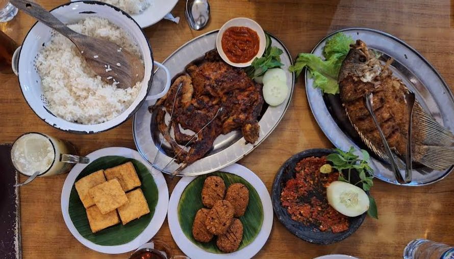 NIKMAT: Menyantap hidangan khas Jawa bersama keluarga dengan vibes menenangkan.