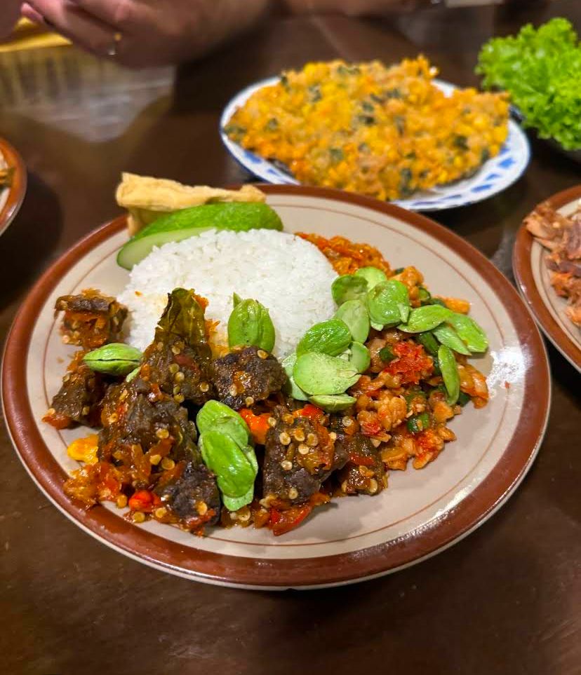 PEDAS: Sensasi pedas dan nikmat dikala menyantap sambal dengan nasi hangat.