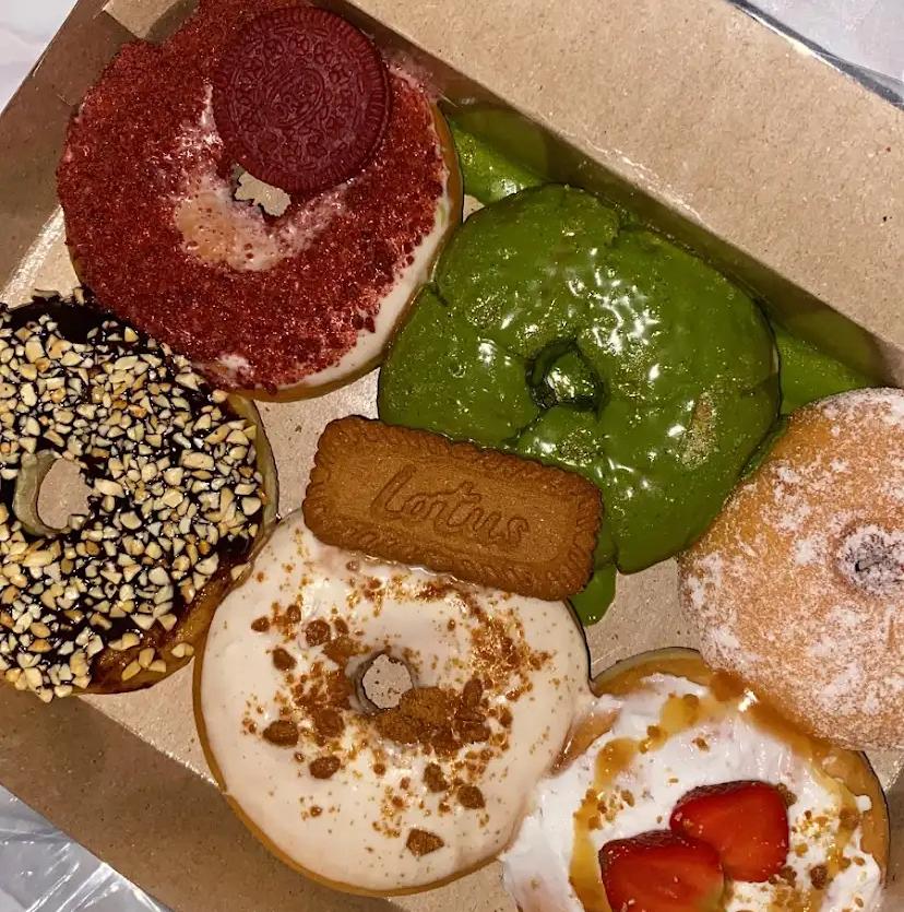 Kudapan manis makin variatif di Malang. Donat Lotus dengan topping kekinian kini jadi buruan pecinta dessert.