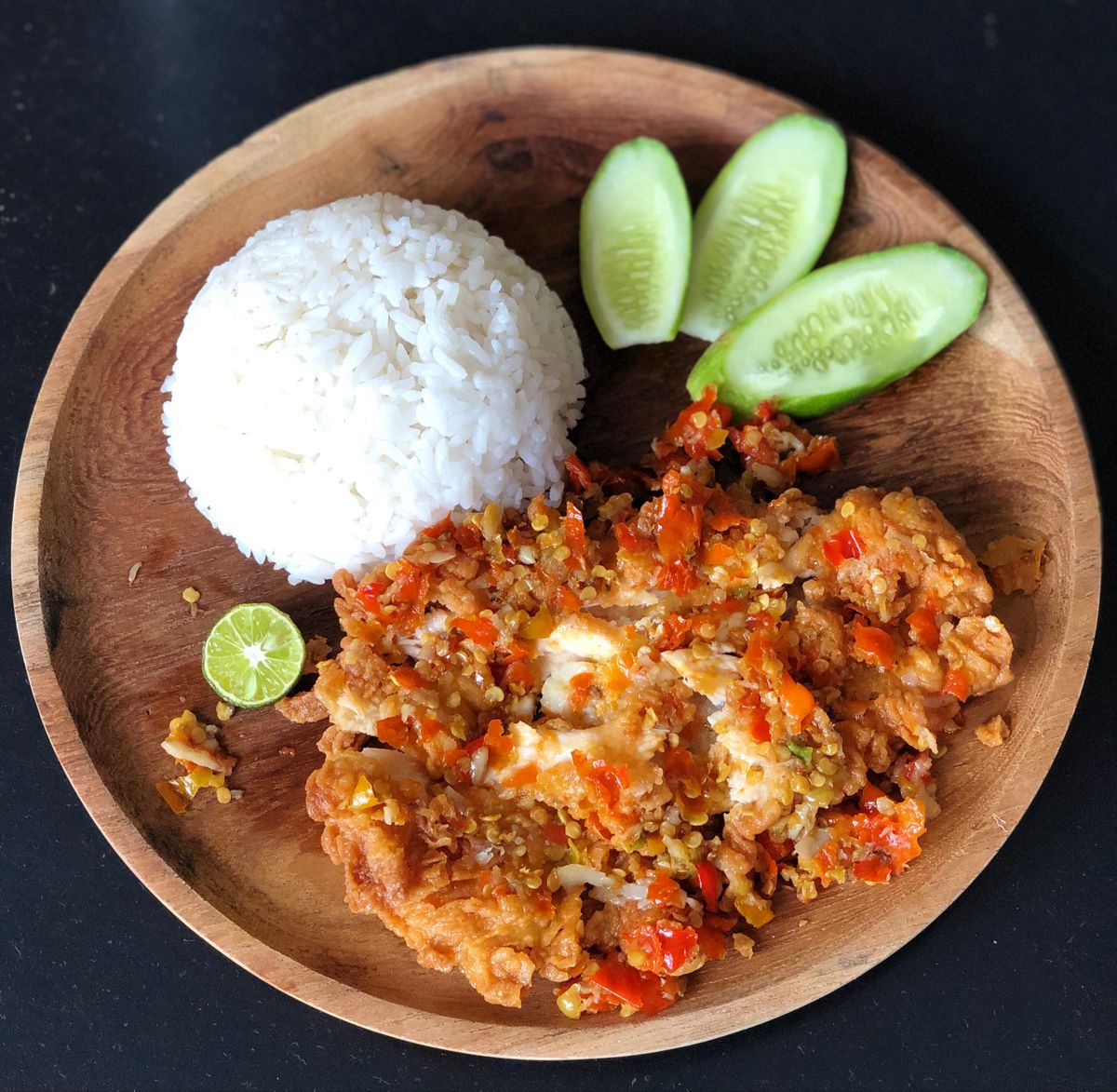 LEZAT: Ayam Geprek dengan Sambel Bawang Menjadi Andalan Mahasiswa