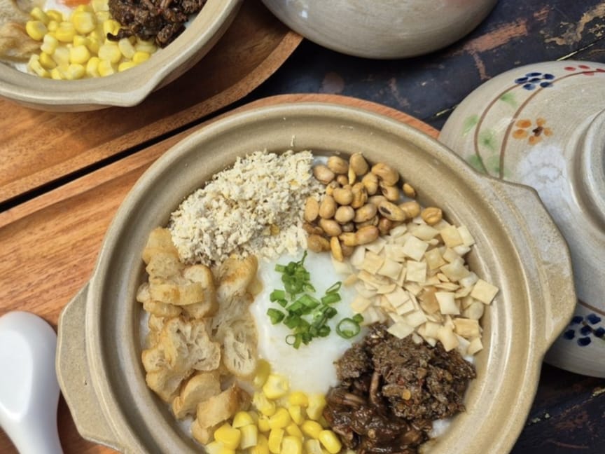 MENGGIURKAN: nikmatnya menyantap seporsi bubur bakar yang hangat di pagi hari yang dingin.