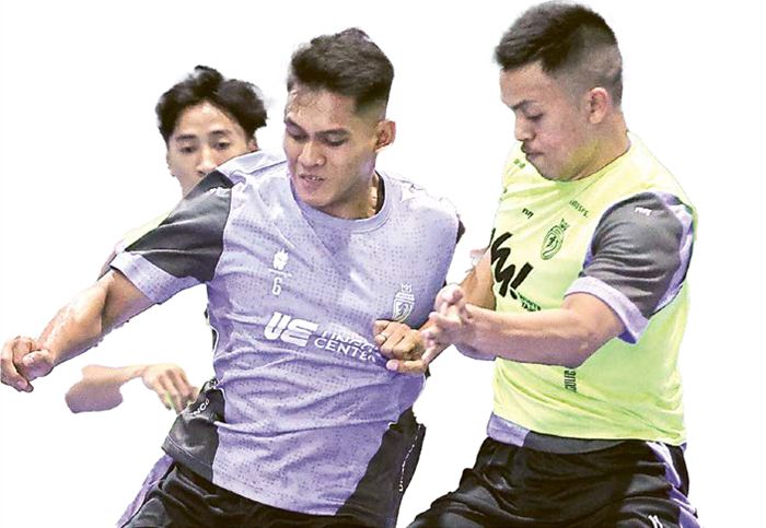 SKUAD KOMPLET: Andres Dwi Persada (kiri) berebut bola dengan Anton Cahyo dalam sesi latihan di Unggul Sports Center, kemarin.